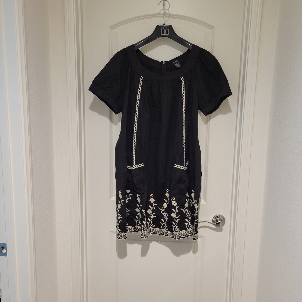 Phopsody Black/White Embroidered Puffed Sleeve Dress. 2X.  #154